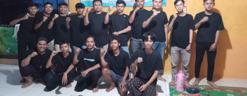 Kegiatan ekstrakurikuler robotika dengan siswa sedang merakit robot