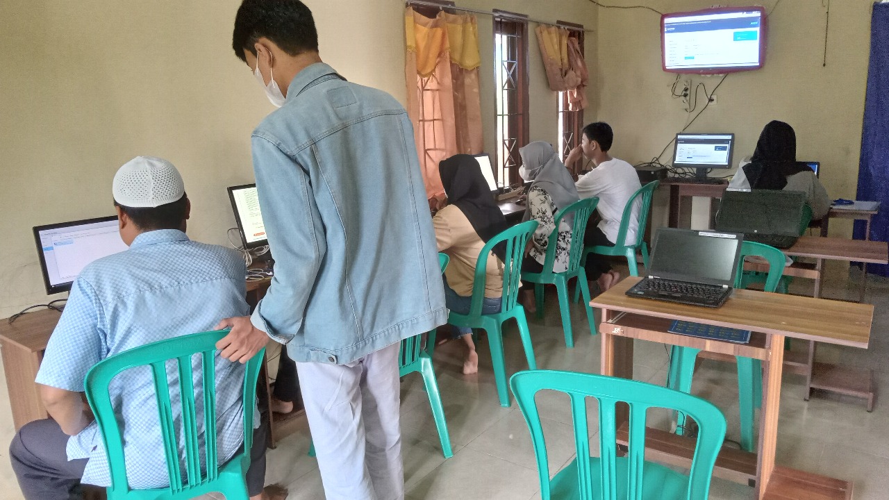 Siswa sedang belajar di laboratorium komputer dengan peralatan modern