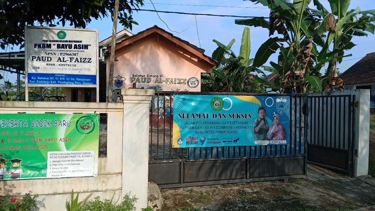 Gedung sekolah dengan arsitektur modern dan taman hijau